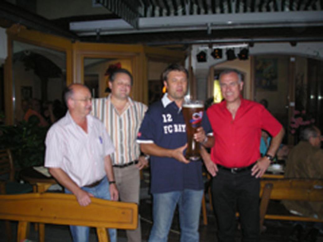 FC Bayern Stammtisch im Restaurant “PAPPAS” in Natternbach  “Gerhard Köpf schenkt uns ein Riesen Weißbierglas”