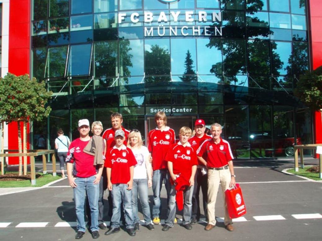 Fanclubmitglieder besuchen Training an der Säbener Straße