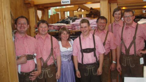 “Lederhosentreffen beim Zeltfest in Natternbach”